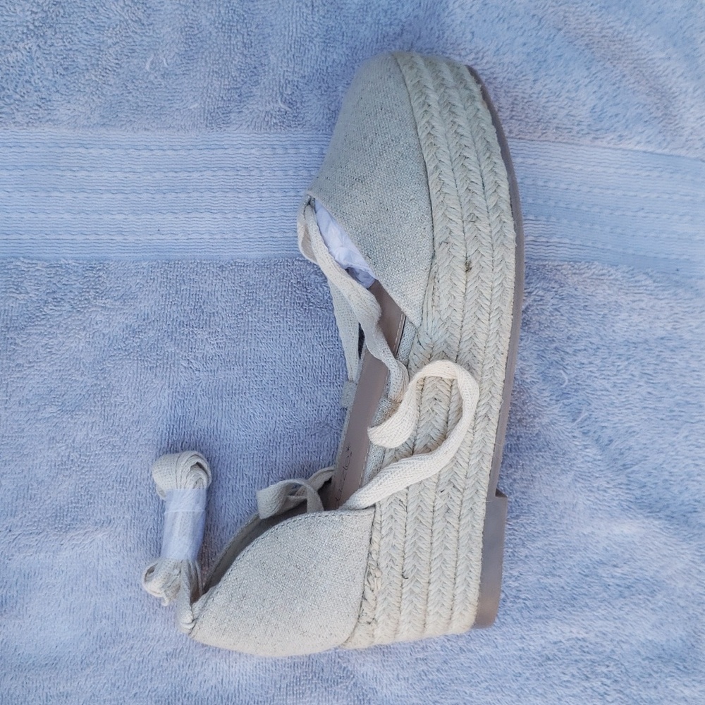 Shoes - Picture 3 of 4